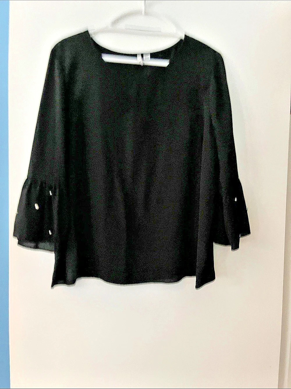 L. R. Ruffle Sleeve Blouse in Black Size XXL Like New